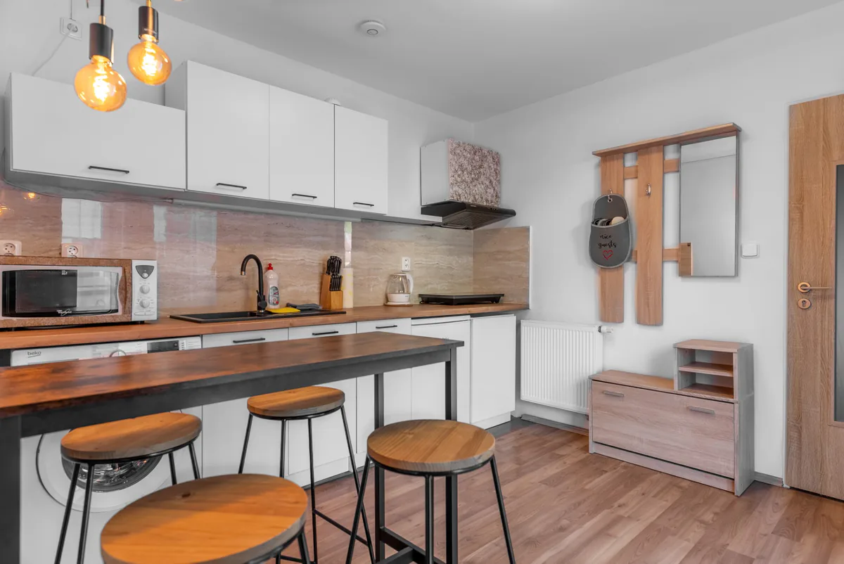 Barový stůl se čtyřmi židlemi v kuchyni apartmánu A