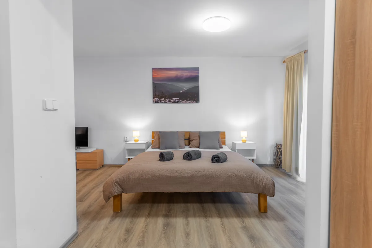 Ložnice apartmánu A s manželskou postelí a rozkládacím gaučem